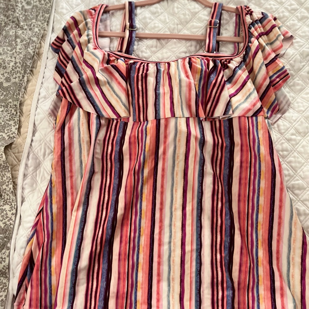 Raisins size 22W tankini top.  Gorgeous color scheme like a summer sunset.